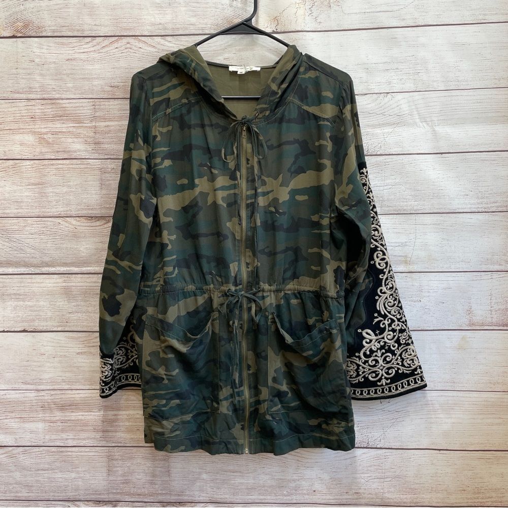 ANDREE BY UNIT HOODED CAMO TOP WITH EMBROIDERED SLEEVES